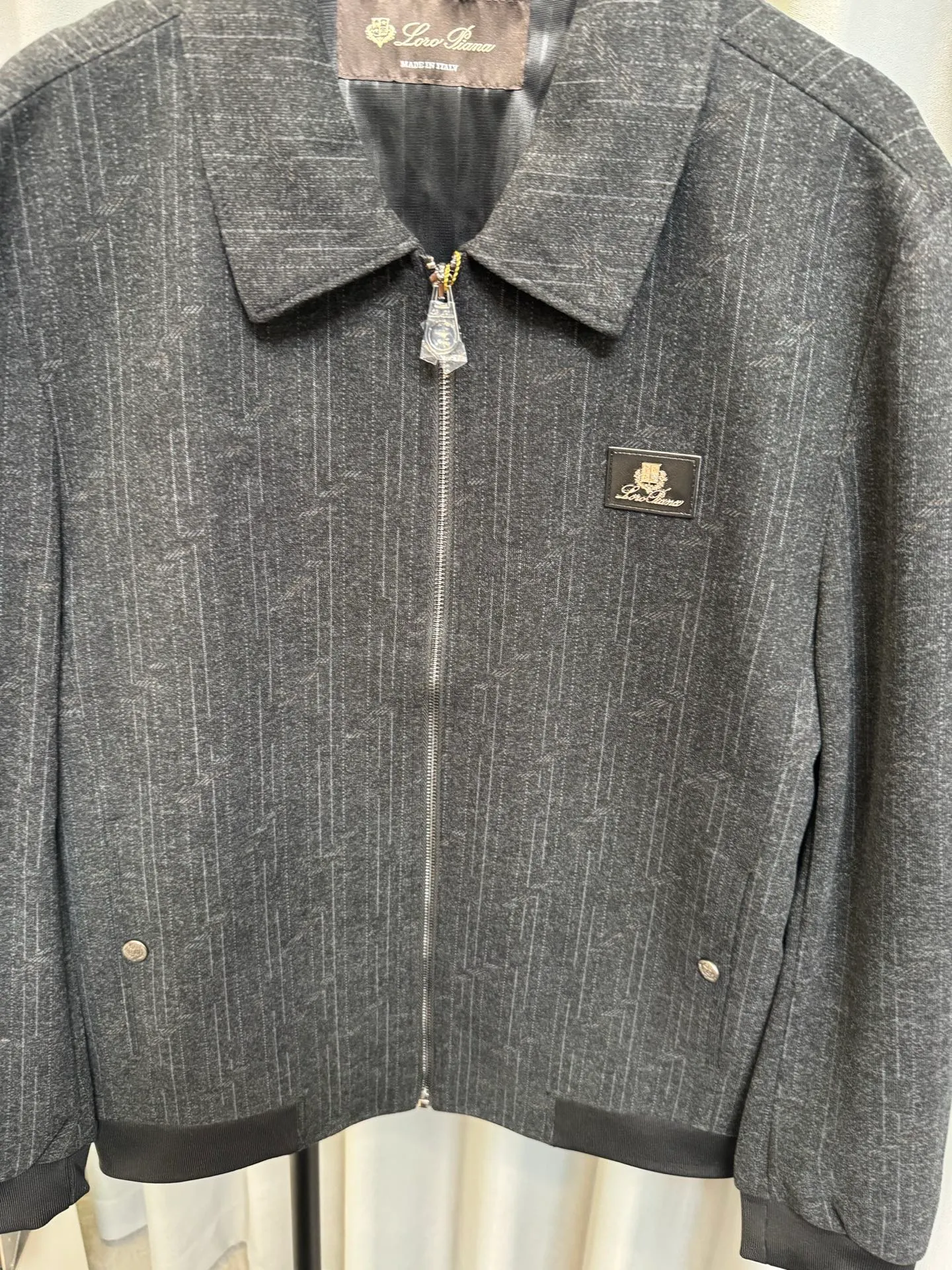 [Premium Reproduction] Loro Piana/NUO You Piana 26fw LP Early Autumn New Arrivallogo Leather Brand Old Money Style Pattern Business Jacket (Black) Top Edition Customized fabric in the cabinet Breathable, high comfort, impeccable details, brand element design concept, reflecting high quality. It feels delicate and soft! Presenting casual tailoring, it can be used for business, old money or leisure. It has three complete standards. Look for the correct version. Size: m/l/xl/xxl/xxxl